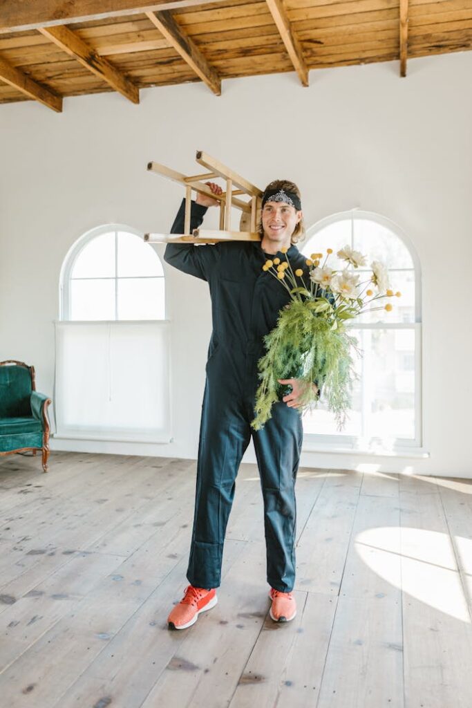 Umzugsunternehmen Berlin Hering Umzugshelfer trägt Blumen